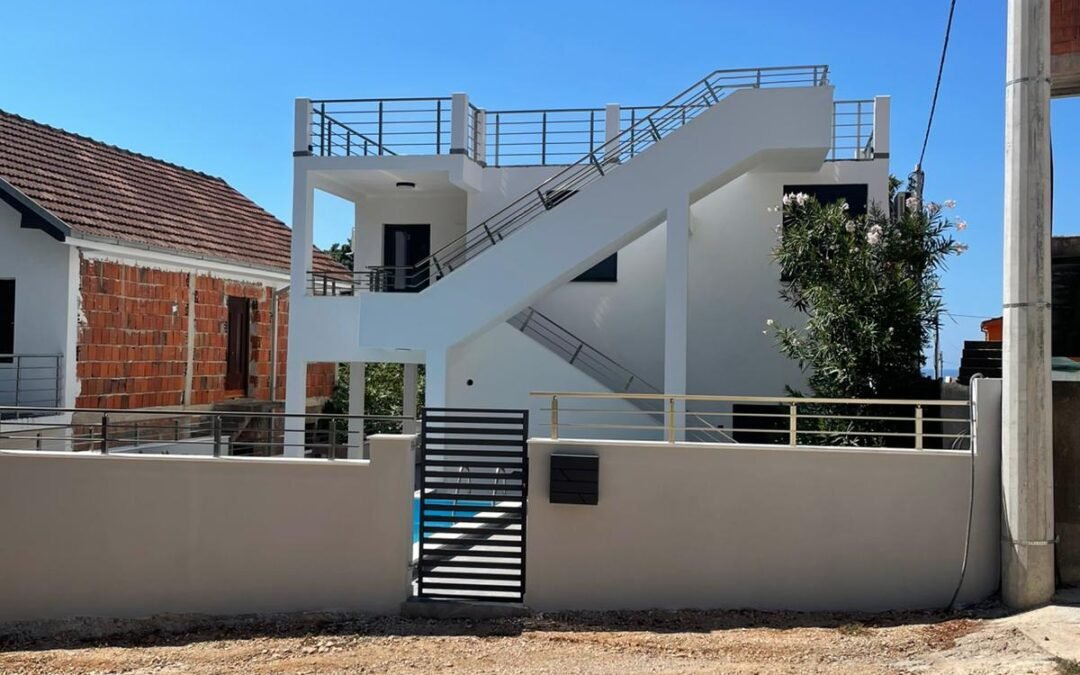 Conversion of the house into three apartments with swimming pool